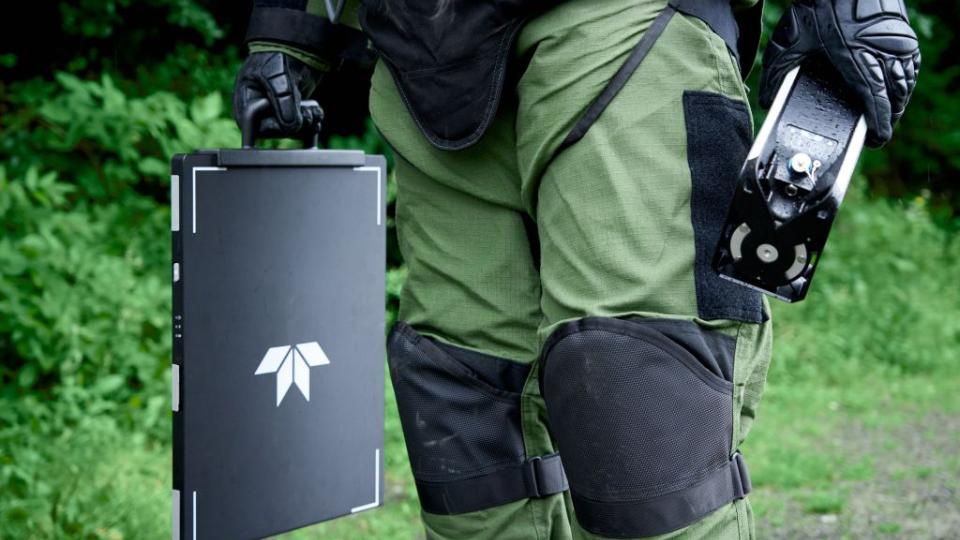 What makes TactX and TactXL portable X-ray detectors perfect for EOD inspections?