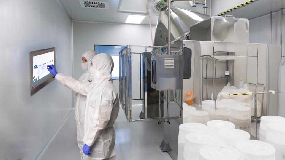 Slim HMI med en dybde på kun 48 mm til indbygning i cleanroom væg sparer plads og omkostninger