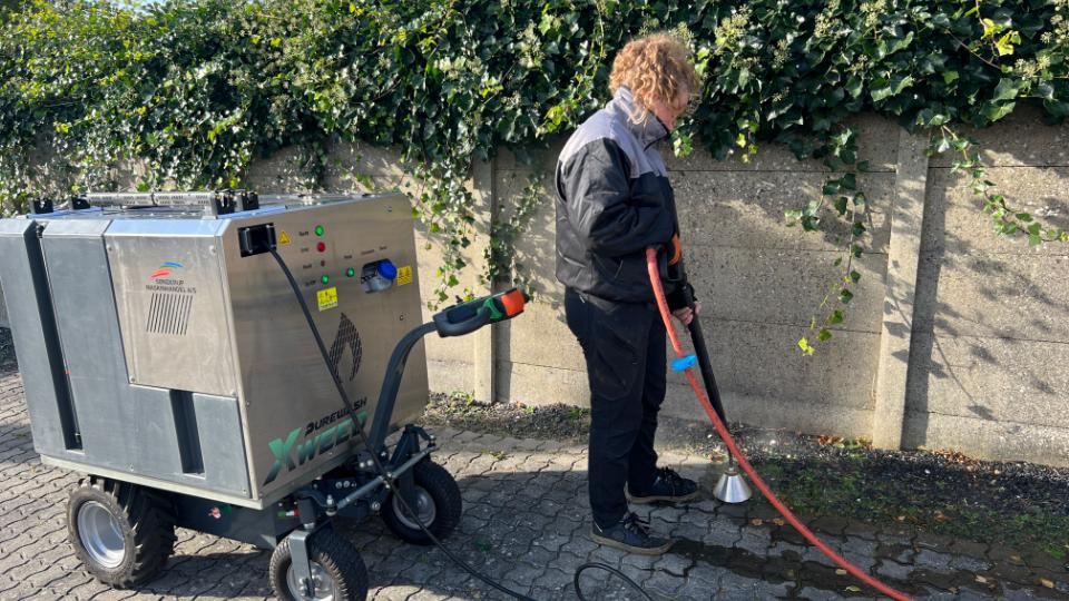 Miljø venlig ukrudts bekæmpelse med varmvandsanlæg X-WEED
